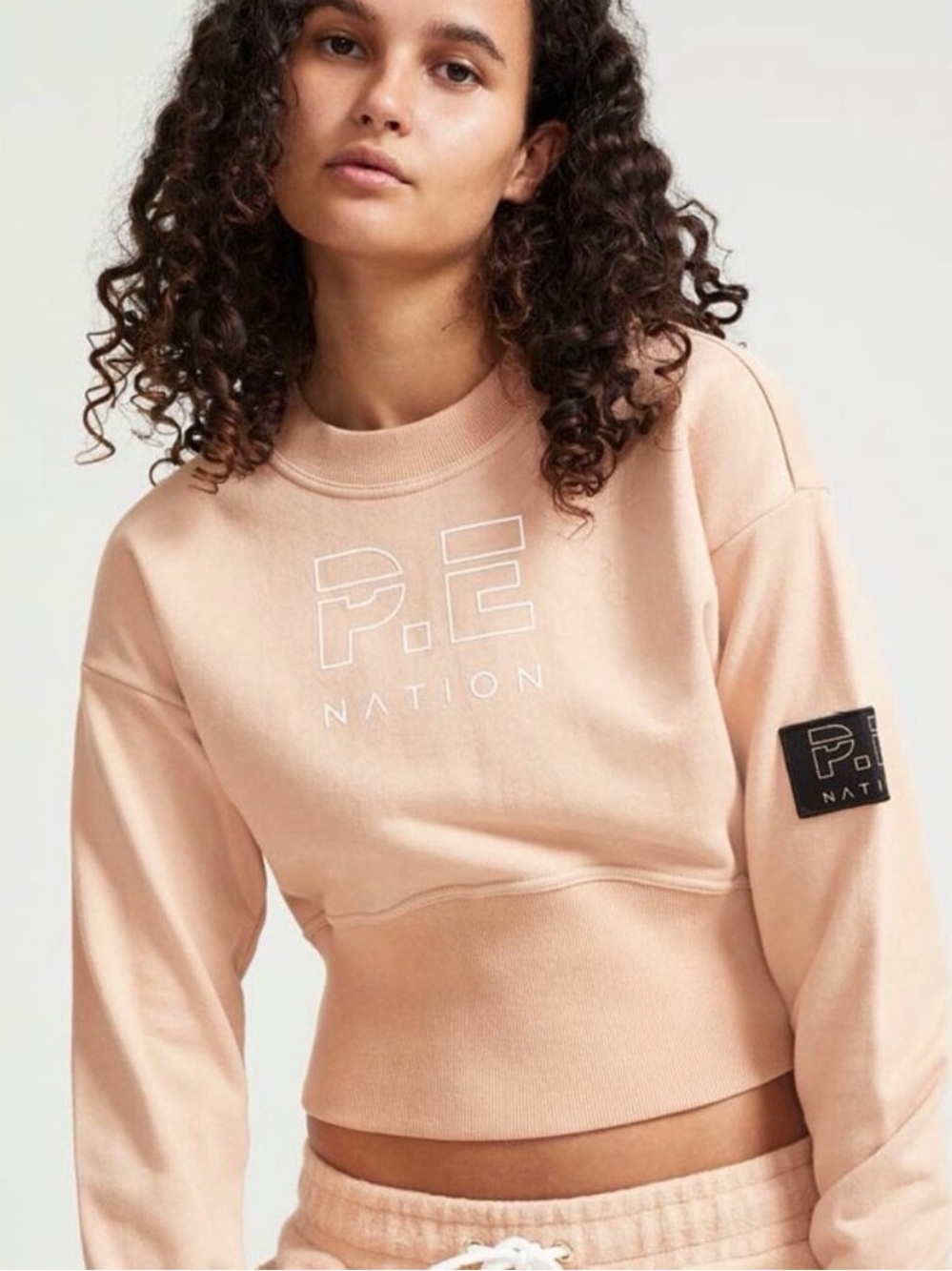P.E NATION SPRINT CROP SHOT GRAPHIC SWEATSHIRT NUDE SIZE XS